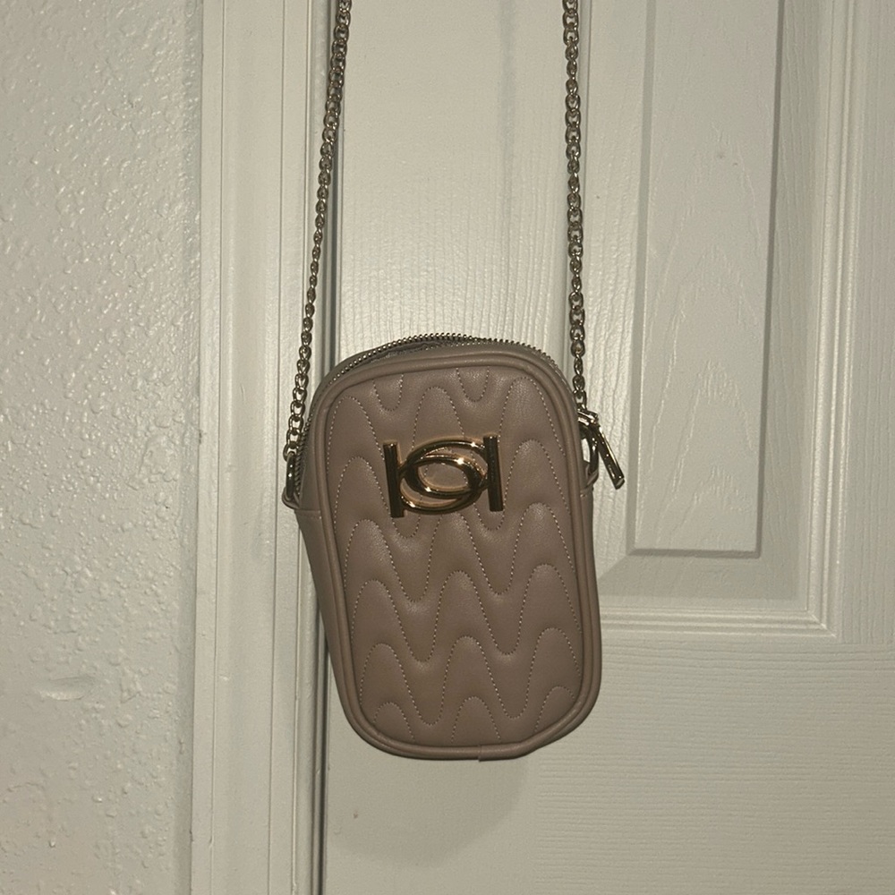 a cute tan hand bag